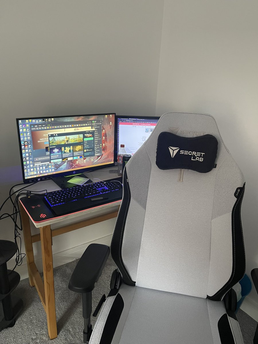 JuGzLAD's tweet photo. Got a #Secretlab chair after years of using a rubbish office chair https://t.co/bxfrTxatbX