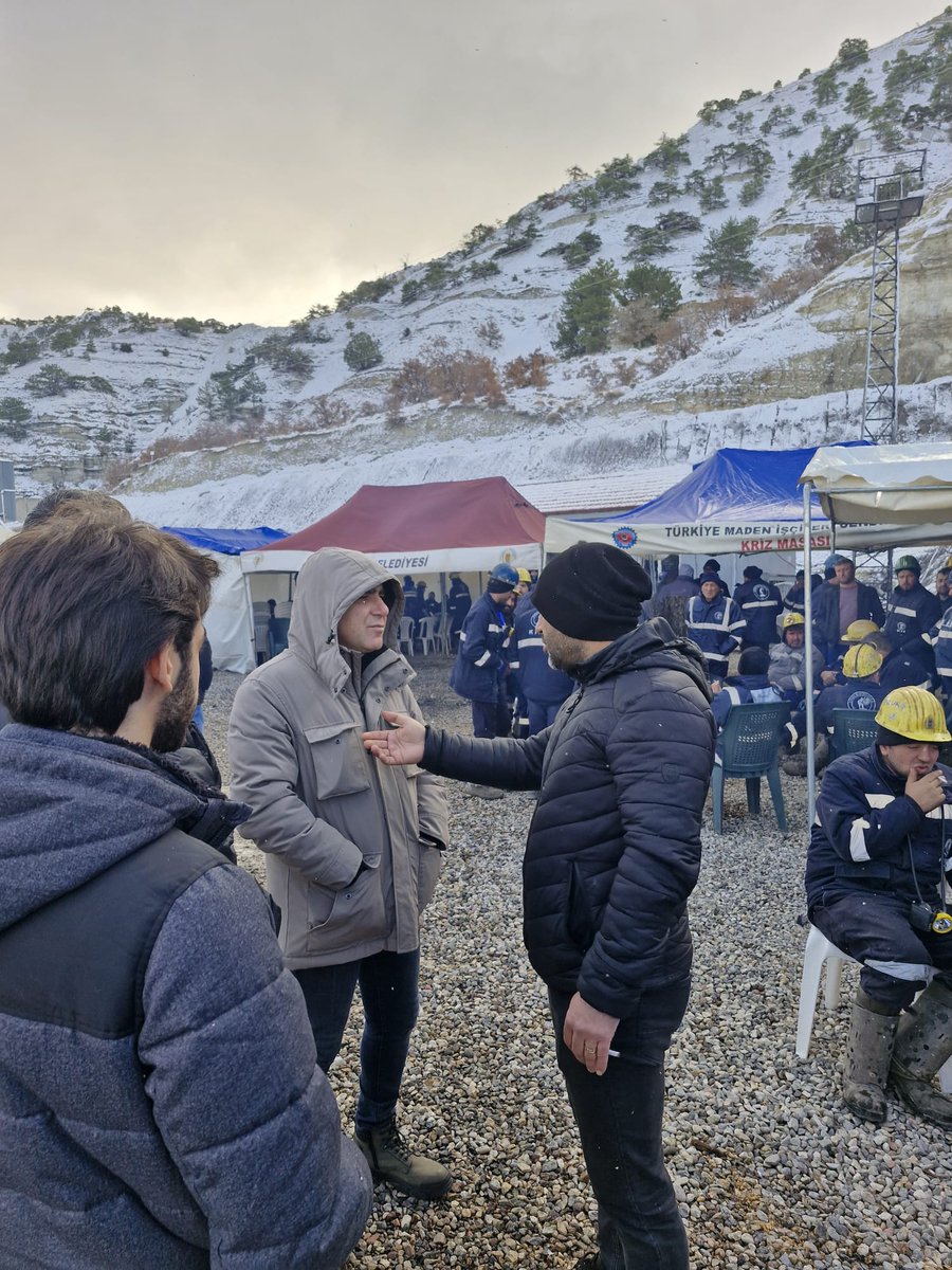 scpresmi's tweet photo. Sosyalist Cumhuriyet Partisi Ankara İl Örgütümüz Direnişteki İşçileri Ziyaret Etti

Sosyalist Cumhuriyet Partisi Ankara İl Örgütümüz, Çayırhan’daki direnişteki işçileri yalnız bırakmadı. Emekçilerin haklı mücadelesine destek olmak amacıyla gerçekleştirdiğimiz ziyaret, Cumhuriyetin kazanımlarını savunma ve işçi sınıfının haklarına sahip çıkma kararlılığımızı bir kez daha ortaya koymuştur.

Çayırhan, yalnızca bir termik santral değil, aynı zamanda Cumhuriyetin bağımsızlık ve üretim ideallerinin sembolüdür. Burada verilen mücadele, geçmişteki talanlara karşı halkın öfkesinin ve direncinin ifadesidir. İşçiler, sadece bugünün değil, tüm geçmişin hesabını soruyor ve devrimci adaletin yeniden tesis edileceği bir hesaplaşma için mücadele ediyor.

Sosyalist Cumhuriyet Partisi olarak, işçi sınıfının hakları için, halkın iradesiyle inşa edilecek bir adaletin savunucusu olmaya devam edeceğiz. Direnişin yanındayız ve emekçilerin mücadelesiyle kazanılacak bir geleceği inşa edeceğiz!

#CayırhanTermikSantrali
@tr_madenis @KcGrkn @scpankara