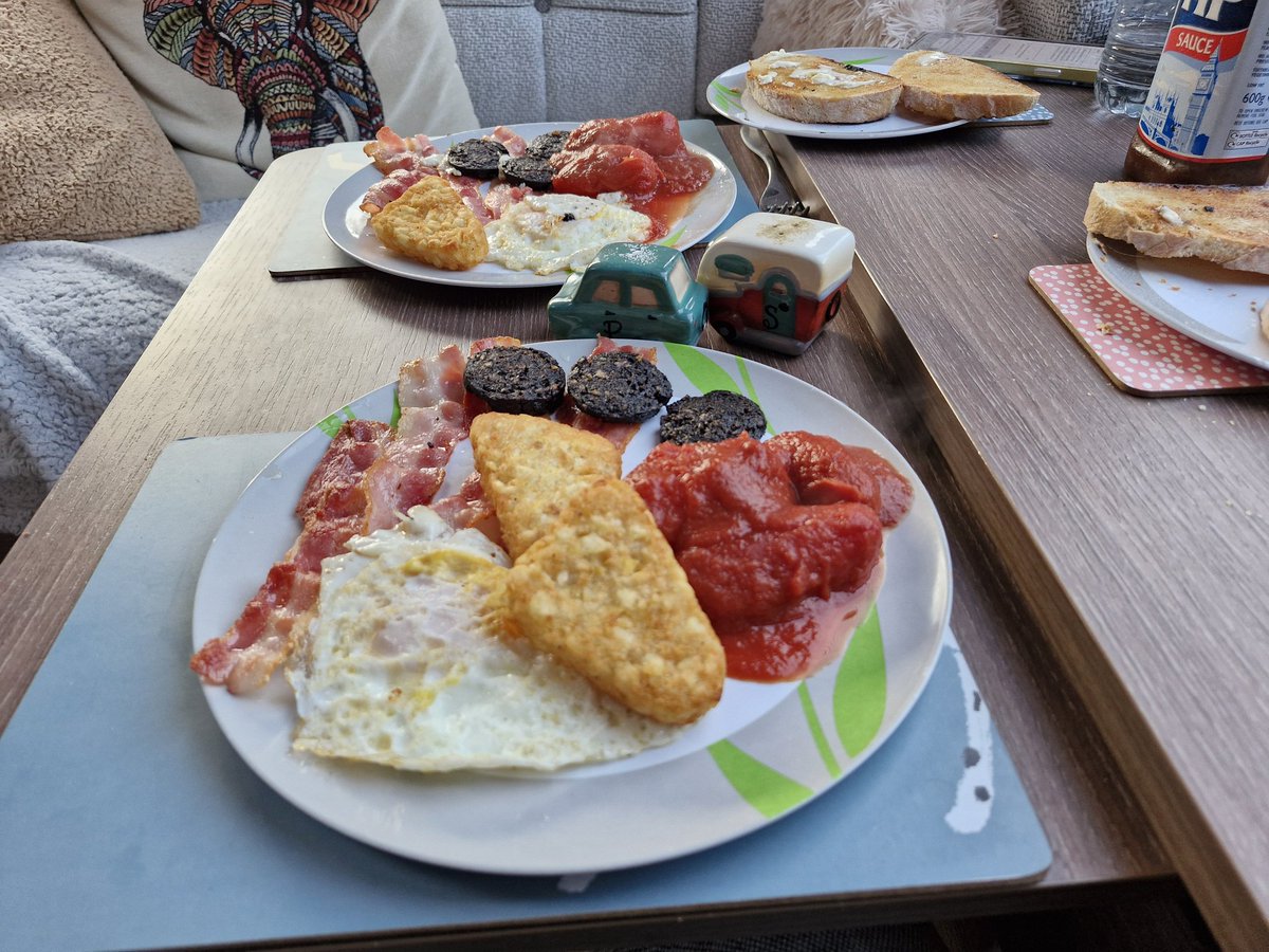 Caravan breakfast done right in the caravan 😋😋