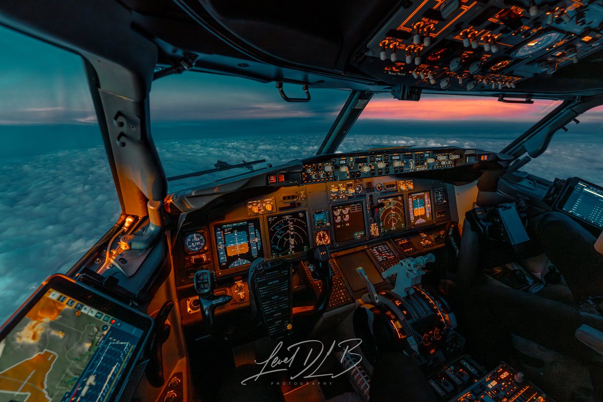 DlbLevel's tweet image. Petit tour à Dakar avec parfois des visiteurs qu&apos;on ne voit pas en Europe et le survol de la structure de Richat (Hélas mal placé pour l’avoir au complet)
#pilotview #Sony #samyang #boeing #aviation #avgeek