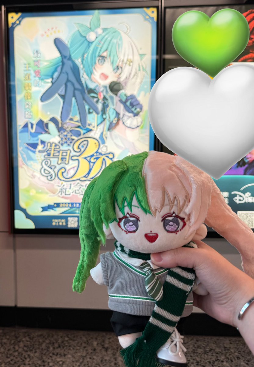 比的燈箱太可愛了✨
今次帶左比公仔
再襯埋綠色dress code打卡💚
期待期待！

(點解隻公仔甩左隻鞋🥲）

 #紡霊拉比3D化公開