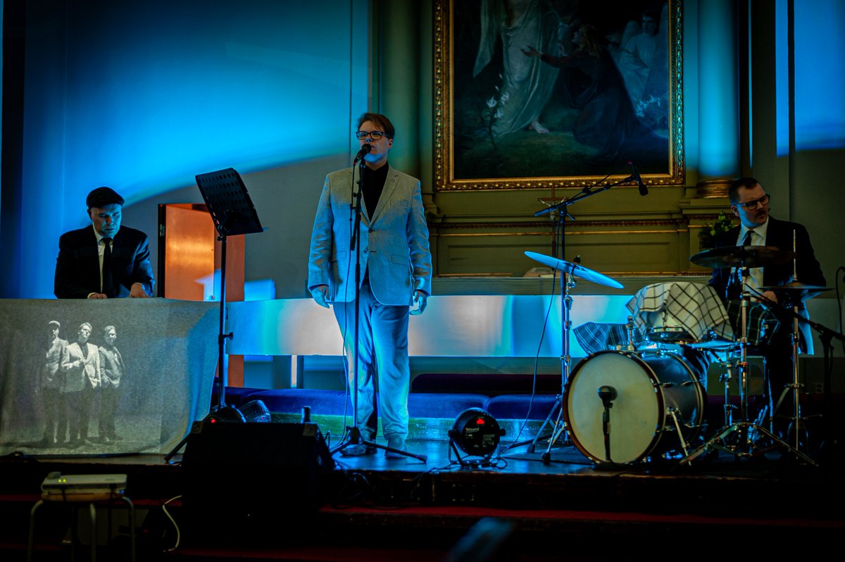 HakaLasse's tweet image. Kävin eilen Valoilmiö-festivaaleilla Hämeenlinnan pimeässä illassa, monen, monen, monen muun kanssa. Mahtavaa kun näitä järjestetään. Lopuksi oli vielä Harmaan Seuran keikka Hämeenlinnan kirkossa. 

#Valoilmiö #Hämeenlinna #LightArt
#HarmaaSeura #SpokenWord