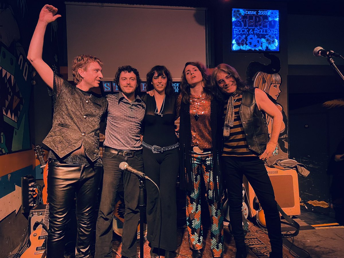 FansdeLoquillo's tweet photo. Maravillosa noche “felina” vivida ayer a manos de @Nat_Simons y toda su banda en el #StereoRockAndRollBar de #Logroño. #NatSimons #Felinas #RockAndRoll #Música #Rock https://t.co/XlLctyhWyN