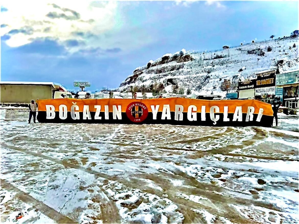 ❄️Türkiye'nin dört bir tarafını kar yağışı etkisi altına almışken taraftarlar deplasman yollarında. 

📍Beykoz tribünü Isparta yolunda.