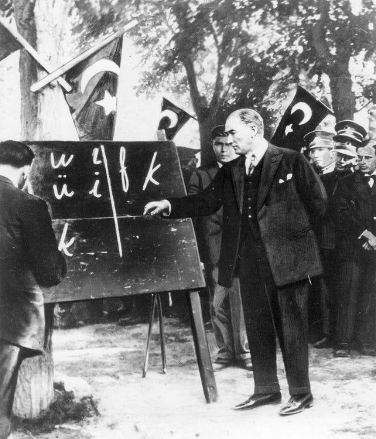 gulshenant's tweet photo. Başöğretmen Mustafa Kemal Atatürk’ün izinde, geleceği inşa eden tüm öğretmenlerimizin 24 Kasım Öğretmenler günü kutlu olsun! https://t.co/mT8iqwygsh