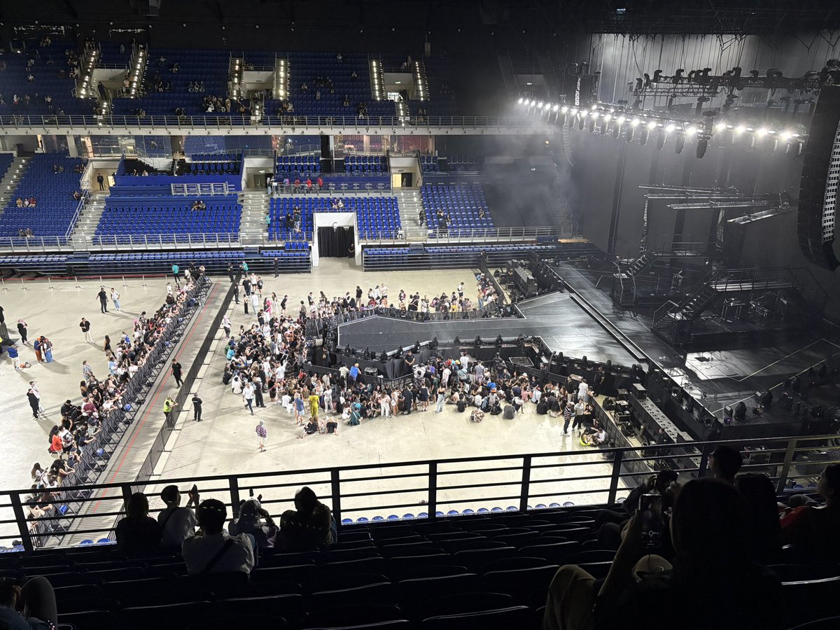 Well you guys didn’t believe me about the ticket. Sucks to be you 

#RadicalOptimismTour #RadicalOptimismTourMY
#DuaLipainKL
#DuaLipainMY
#DuaLipaLiveinKL