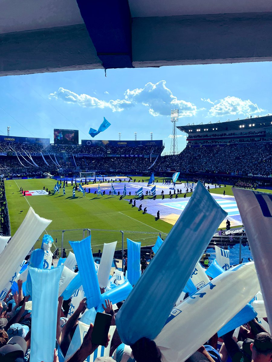 Buen día. Este mensaje es para los nuestros. Nunca nos olvidemos de lo enorme que somos. La historia que tenemos. Ayer se vivió una de las movilizaciones de hinchas más grandes, ayer otra vez, volvimos a llenar 2 canchas. 

Salud #Racing, sigamos agigantando nuestra historia.