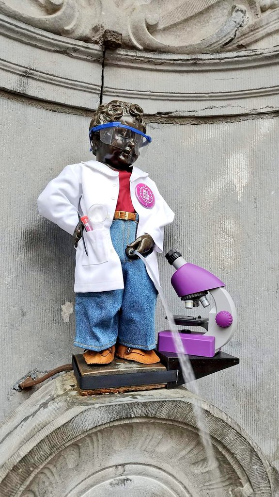Aujourd'hui #MannekenPis porte son costume de scientifique à l'occasion du Festival de la Science (Wetenschapsfestival #Brussel) à la place de la Monnaie. 🇧🇪

#scientifique #science  #wetenschapsfestival #wetenschap #belgium #brussels #scientist