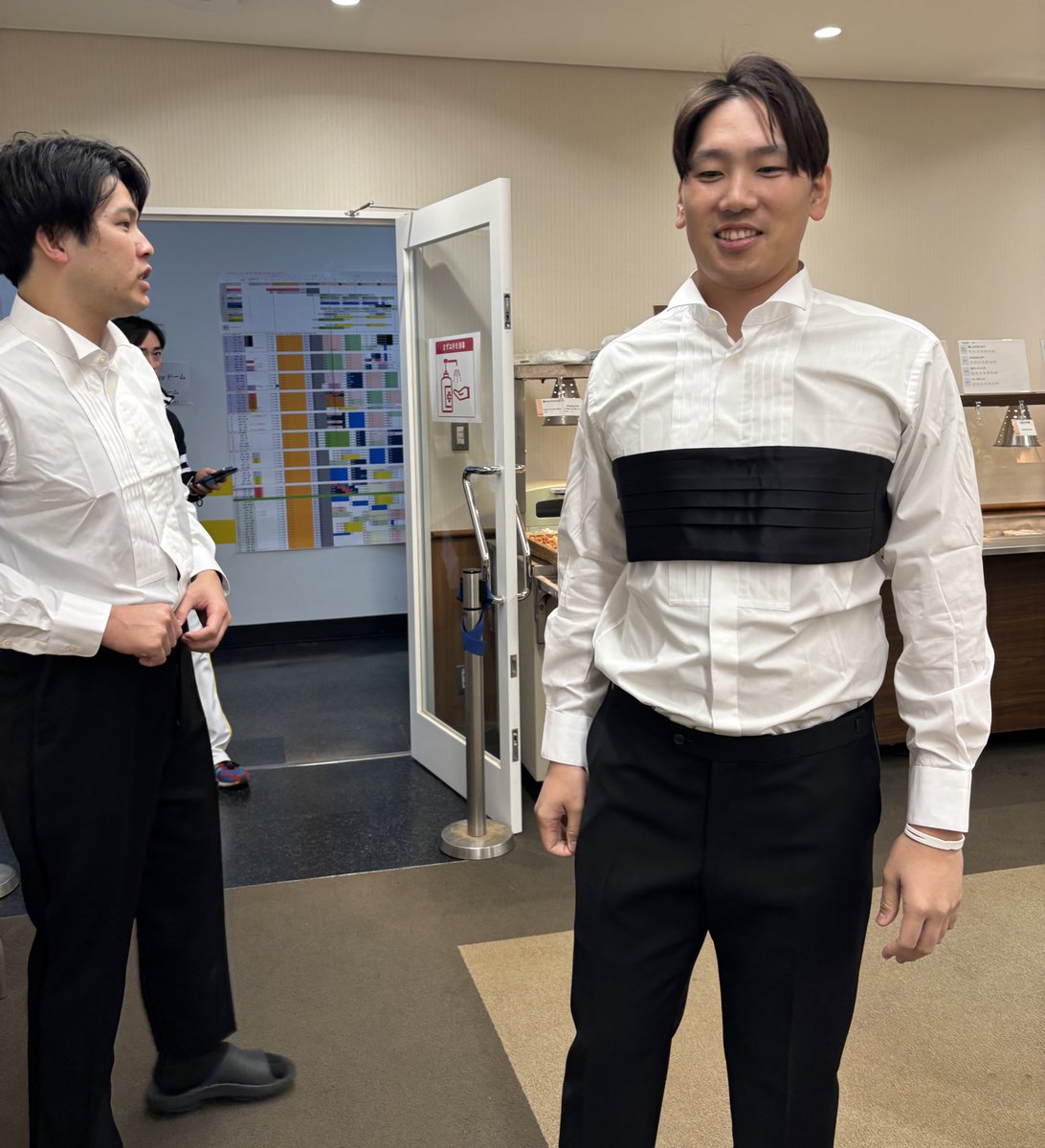 今日はパレード&amp;タカホーパーティー楽しんでいただけましたか？

慣れないパーティフォーマルスーツに苦戦する選手も多かったですが、感謝の気持ちはしっかりお届けできたかと思います😊

久々に…今日の柊太。
「これどうやって着るんですか？」

#石川柊太
#左に同じの
#藤井皓哉
#sbhawks