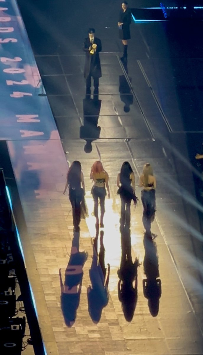 this photo of aespa walking toward their soty daesang 🥹