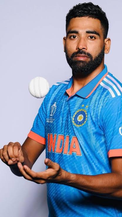 arjunkumar318's tweet photo. 🚨BIG NEWS🚨 Mohammed Siraj goes to #GujaratTitans for a massive ₹12.25 Cr at the #IPLAuction! 💰🔥 #IPL2024 #Cricket #IPL #Siraj #GT #AuctionBuzz #CricketNews #IPLFever https://t.co/pPsHfXmseF