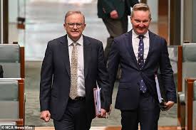 Sauronlordking's tweet photo. These idiots just signed up Australia for 8 billion dollars a year to give to foriegn governments for climate change. You couldn't make this shit up. https://t.co/Jm19gkXOly