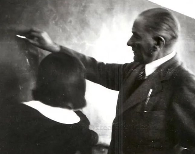 ozkanliaydan's tweet photo. “Öğretmen yalvarmaz, öğretmen boyun eğmez, öğretmen el açmaz, öğretmen ders
verir!” Fakir BAYKURT
#24kasimogretmenlergunu 
 #ÖğretmenlerGünü
Öğretmenler Günü kutlu olsun 🧡 https://t.co/ibJXcZk5rJ