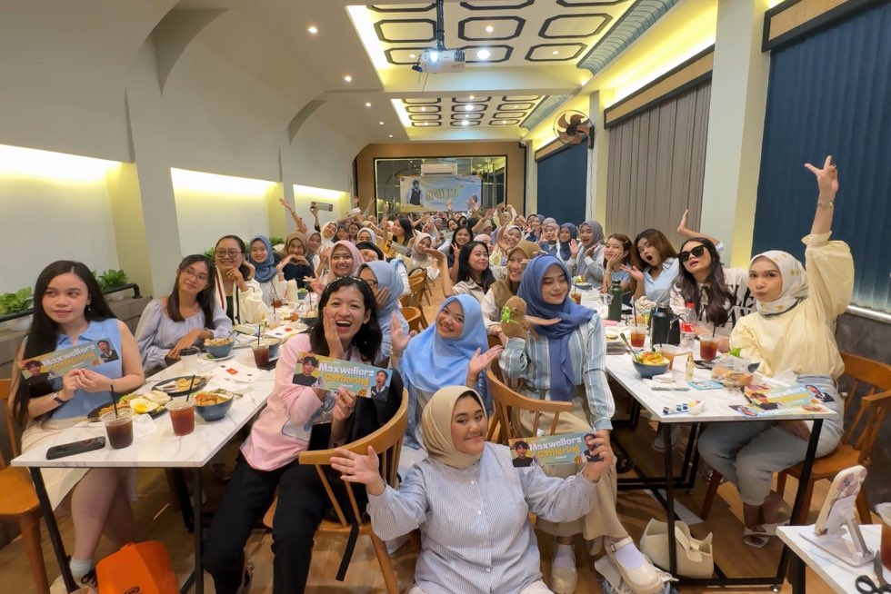 Rinifitriadwi's tweet photo. Core memory created ✨

Thanks to @temnbaikmaxwell , @candycrush9244 @distylaurent @nununanaz15 @NurjaneTyas @25pivoine for make it happen! Seru poll kegiatannya duh sepicles aku 😫😭 

Dan kamsia meks #timsekop + juma udh muncul nyempetin buat menyapa para maxwellerz ini ♠️🙏 https://t.co/D6dpaHCKeN