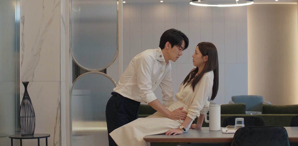 iconickdramas's tweet photo. THE TENSION??? THE CHEMISTRY??? https://t.co/tjNsVxnO6r