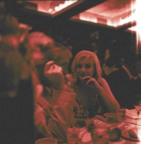 MMRemembered's tweet photo. New to us. Marilyn at dinner with director John Houston &amp; others before filming commenced on The Misfits. https://t.co/OgxDUdHxz2