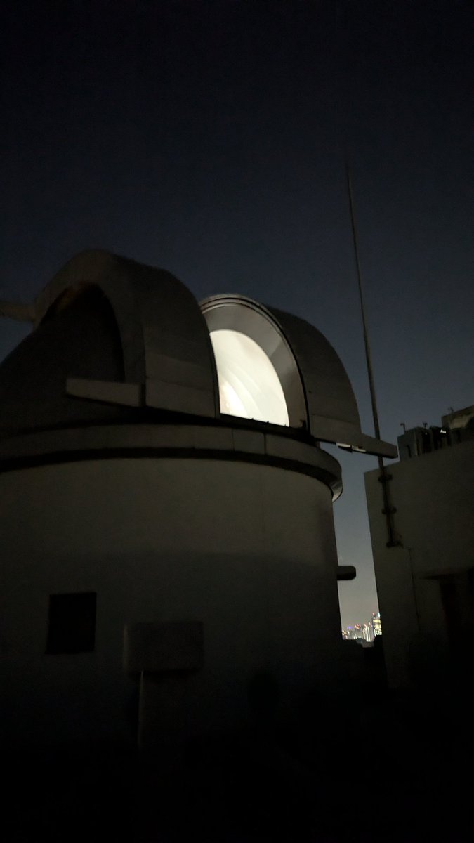 駒場祭3日間おつかれさまでした！
ずっと快晴、最後の最後だけ曇ってしまいましたが天使の梯子が見えました👀
望遠鏡のドームが開いておおっとあがる歓声、天体観測の魅力を実感しました。楽しい企画に関わらせてくれてありがとう！
素敵な天体写真がこれからもあがるはず↓
instagram.com/sumafo_obs?igs…