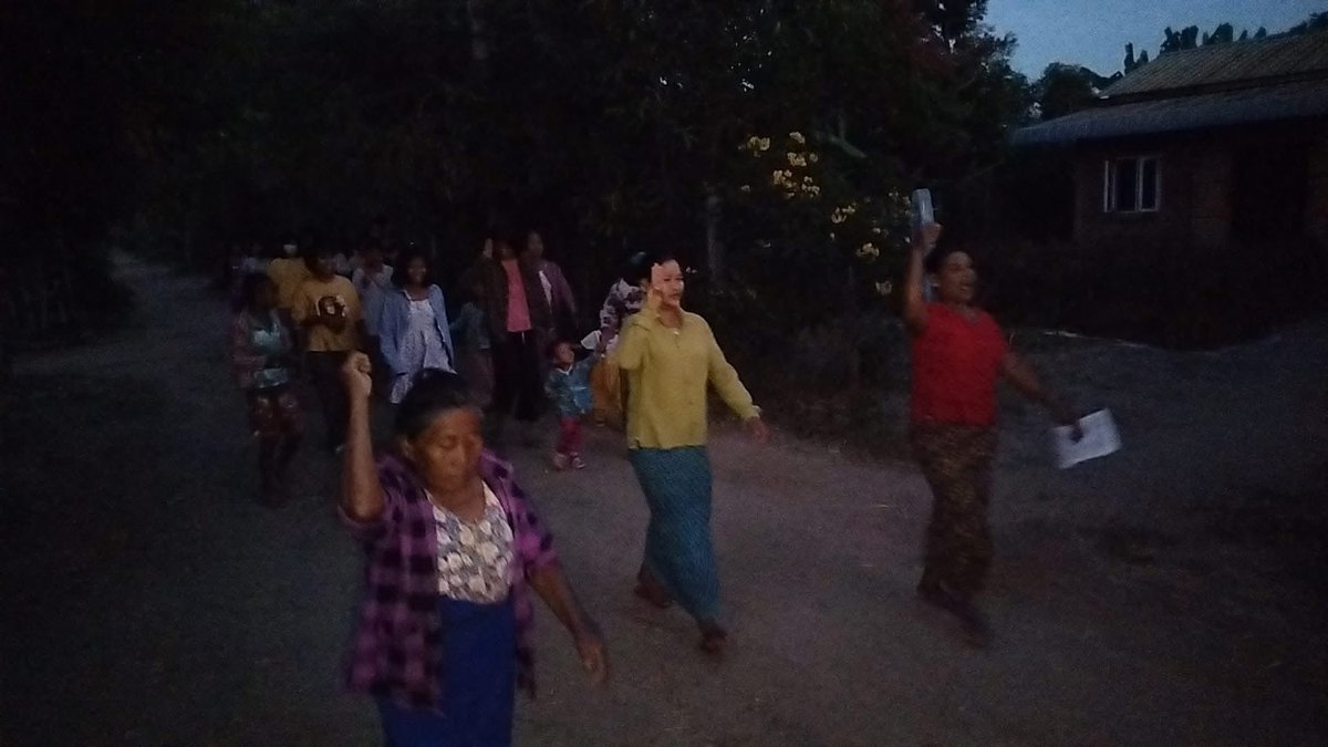 KYITHAR95368969's tweet photo. Shwe Yae Kyi’s protest movement led by local residents from a village of #Yinmarbin Twp, #Sagaing Region, staged a strike to overthrow the #MilitaryDictatorship on Nov24.

#Airbusted
#AirBus2AirStrikes           
#2024Nov24Coup                     
#WhatsHappeningInMyanmar https://t.co/s2yd53CGQG