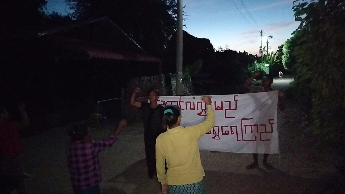KYITHAR95368969's tweet photo. Shwe Yae Kyi’s protest movement led by local residents from a village of #Yinmarbin Twp, #Sagaing Region, staged a strike to overthrow the #MilitaryDictatorship on Nov24.

#Airbusted
#AirBus2AirStrikes           
#2024Nov24Coup                     
#WhatsHappeningInMyanmar https://t.co/s2yd53CGQG