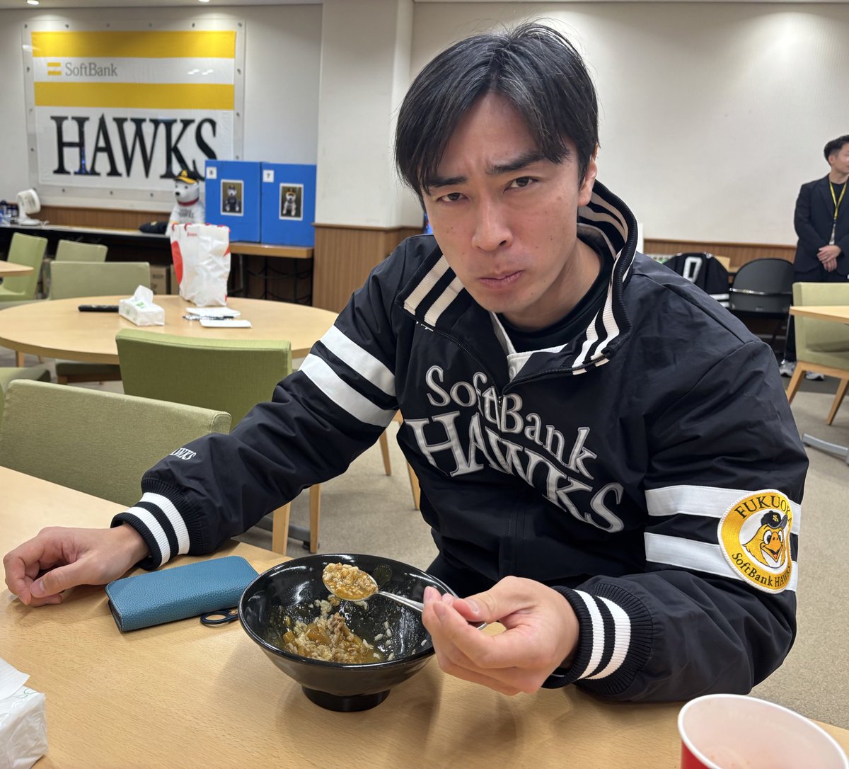 みんな大好き選手サロンのカレーライス with #和田毅 投手。

選手としては最後になってしまうので、収めておきました🍛
えっと、名残惜しい顔…かな？

22年間、投手練習の日などなどホントにたくさん食べましたね✨

#sbhawks