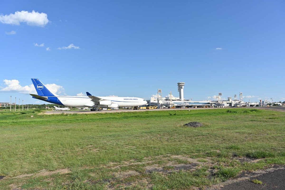 dinacpy's tweet image. El Aeropuerto Internacional Silvio Pettirossi fue la primera escala de la Conmebol Sudamericana. ✈️⚽️ 
Vuelos que cruzaron fronteras y aterrizaron con toda la pasión del fútbol. 🌍

#GobiernoDelParaguay #Dinacpy #LaGranConquista
