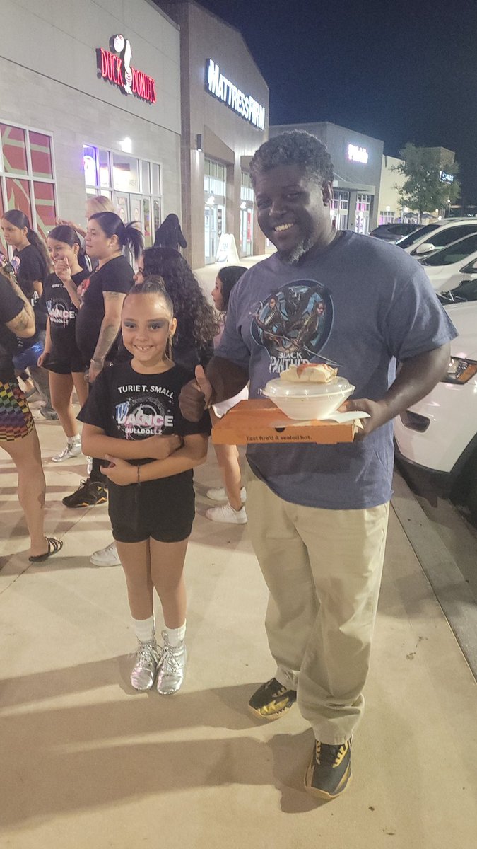 TurieTSmall's tweet photo. Blaze Pizza 🍕 Fundraiser hosted by the Dancing Bulldollz. Awesome job tonight https://t.co/oicadzOsgs