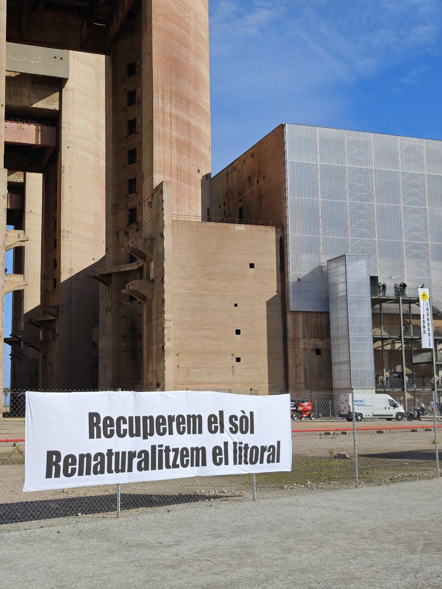 Esperem que @ManifestaDotOrg respecti la nostra expressió artística i cultural, on imaginem un futur millor on hi hagi un #PDU3X que respecti el medi litoral. @ManifestaDotOrg no ens treieu la nostra acció. Gràcies!