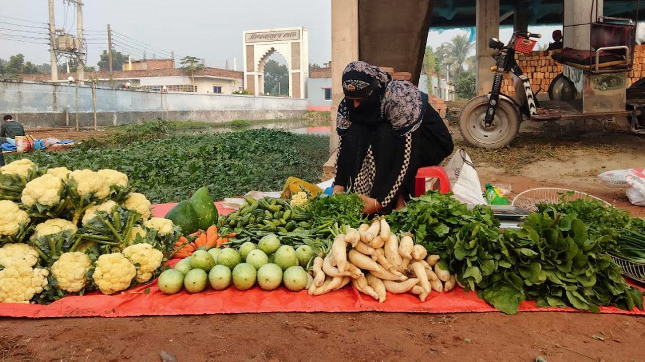 নওগাঁয় ব্যতিক্রমী এক হাট, যেখানে অধিকাংশ বিক্রেতাই নারী