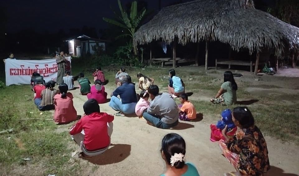KYITHAR95368969's tweet photo. Evening protest led by residents from a village of #Yinmarbin Twp, #Sagaing Region, joined demonstration to eliminate the #MilitaryDictatorship on Nov24.

#Airbusted 
#AirBus2AirStrikes  
#2024Nov24Coup                                                  
#WhatsHappeningInMyanmar https://t.co/oQsnEUtMpv