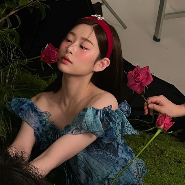 minjukio's tweet photo. their petals soft, like velvet's glow,
in scarlet  tides, they  gently show,
a  love  eternal,  deep . . . 𖹭.ᐟ https://t.co/Wcjs6MbIYb