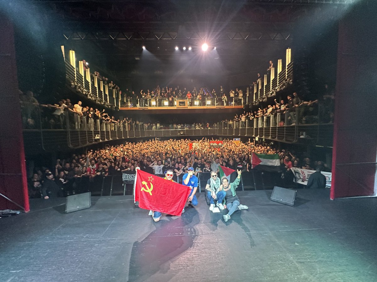 chikosdelmaiz's tweet image. Se nos acaban las palabras. Han sido dos noches verdaderamente mágicas, Barcelona. 

Gràcies 
Gràcies 
Gràcies 

Hasta siempre. 

#TreguaIndefinida 
#LCDM 
#Since2005