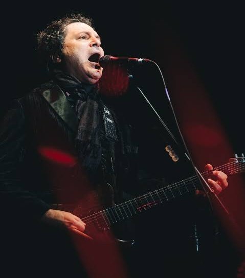 jornalnota's tweet photo. ABSURDO! 🚨 Em show no Allianz Park, equipe de Lenny Kravitz desliga som de Frejat na última música e é vaiada! 😱

Ontem, durante o show de abertura, Frejat tocava "Pro Dia Nascer Feliz", última música, quando desligaram o som porque "o show havia passado alguns minutos do tempo". 

Desrespeito total com uma lenda do rock nacional. Não à toa, o @lobaoeletrico insiste em se recusar a participar desses shows e mega festivais. 

Toda solidariedade ao @FrejatOficial! ❤️