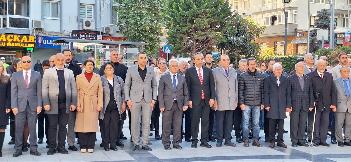 BalcovaMEM's tweet photo. 24 Kasım Öğretmenler Günü  çelenk sunma töreni, Kaymakamımız Mahmut Halal, 
İlçe Milli Eğitim Müdürümüz İbrahim Doğru,protokol üyeleri, kurum amirleri,sivil toplum kuruluşları, öğretmen ve öğrencilerimizin katılımıyla  gerçekleştirildi.
@tcmeb @mahmutlu
@ibrahimdogru14 https://t.co/cR7Apv75BJ