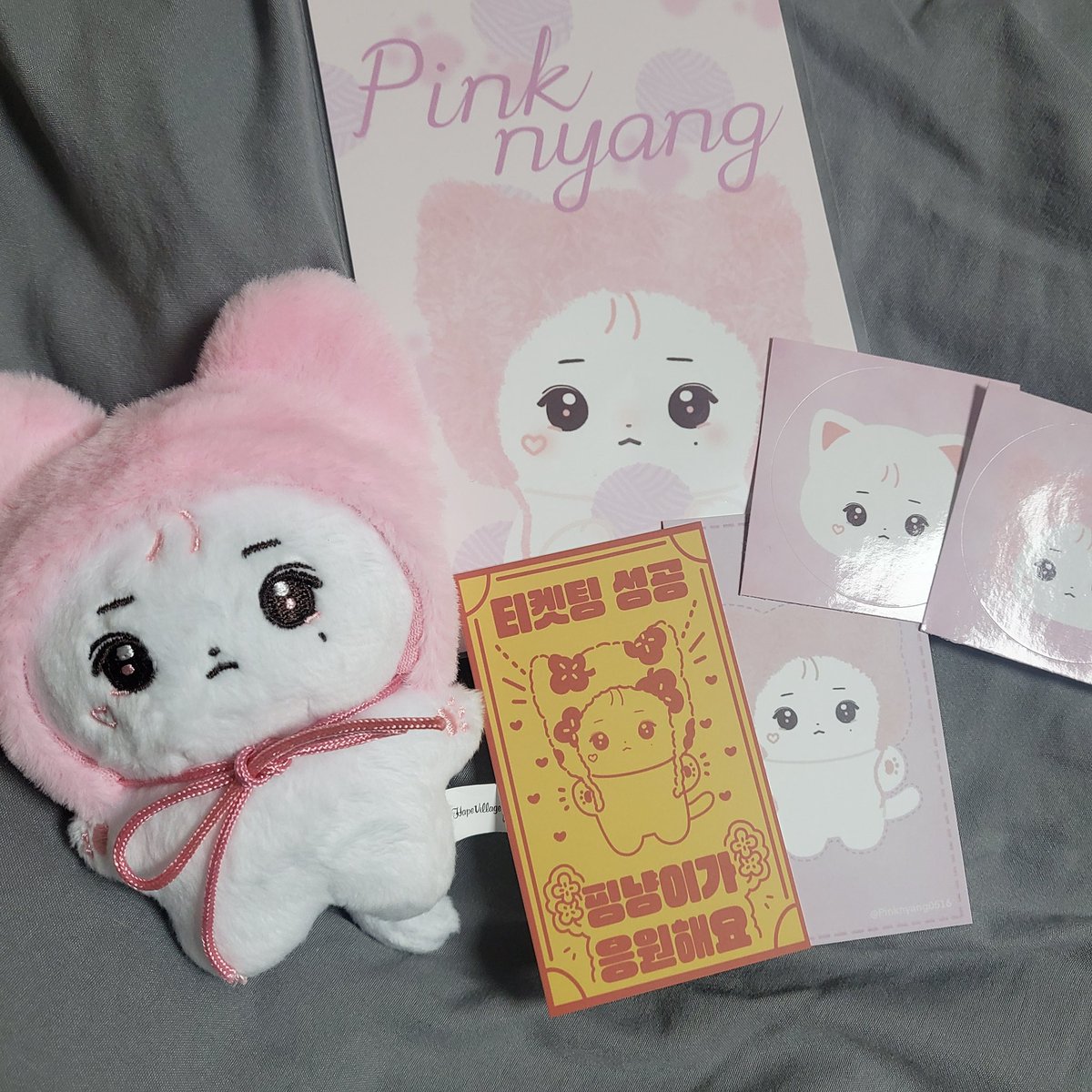 이제야 쓰는 핑냥이 후기!!
진짜 받자마자 너무 뽀용하고 귀여운 얼굴과 모자 색감에 반하고, 예쁜 특전들에 또 반해버린,,🥹
핑냥이 도안 뜨자마자 이건 사야겠다 했었고 선예매 때 고민도 없이 한마리 데려왔는데 너무 잘한 선택인 것 같습니다🩷🫶🏻

#사랑이_온거야_핑냥이_말이야 
<a href="/Pinknyang0516/">핑냥이</a>