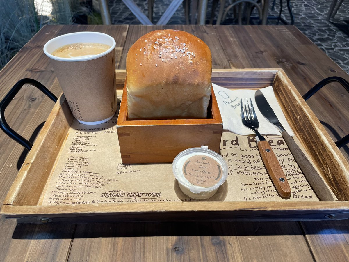 haru_omsb's tweet photo. 着陸直前に機内でアイスアメリカーノ(韓国行くと頼みたくなるやつ)持ちながら爆寝落ちした結果、手が緩んでスウェット1/4くらい裏起毛までしっかりアアが染み込んでたこと以外は良い渡韓だった😌GUのスウェットで良かった😌

そしてスタンダードブレッド、我在韓国食パン史上一番美味しかった https://t.co/6aBsaSBgWF