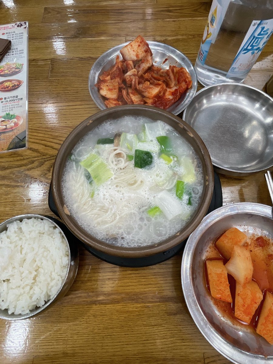 haru_omsb's tweet photo. 着陸直前に機内でアイスアメリカーノ(韓国行くと頼みたくなるやつ)持ちながら爆寝落ちした結果、手が緩んでスウェット1/4くらい裏起毛までしっかりアアが染み込んでたこと以外は良い渡韓だった😌GUのスウェットで良かった😌

そしてスタンダードブレッド、我在韓国食パン史上一番美味しかった https://t.co/6aBsaSBgWF