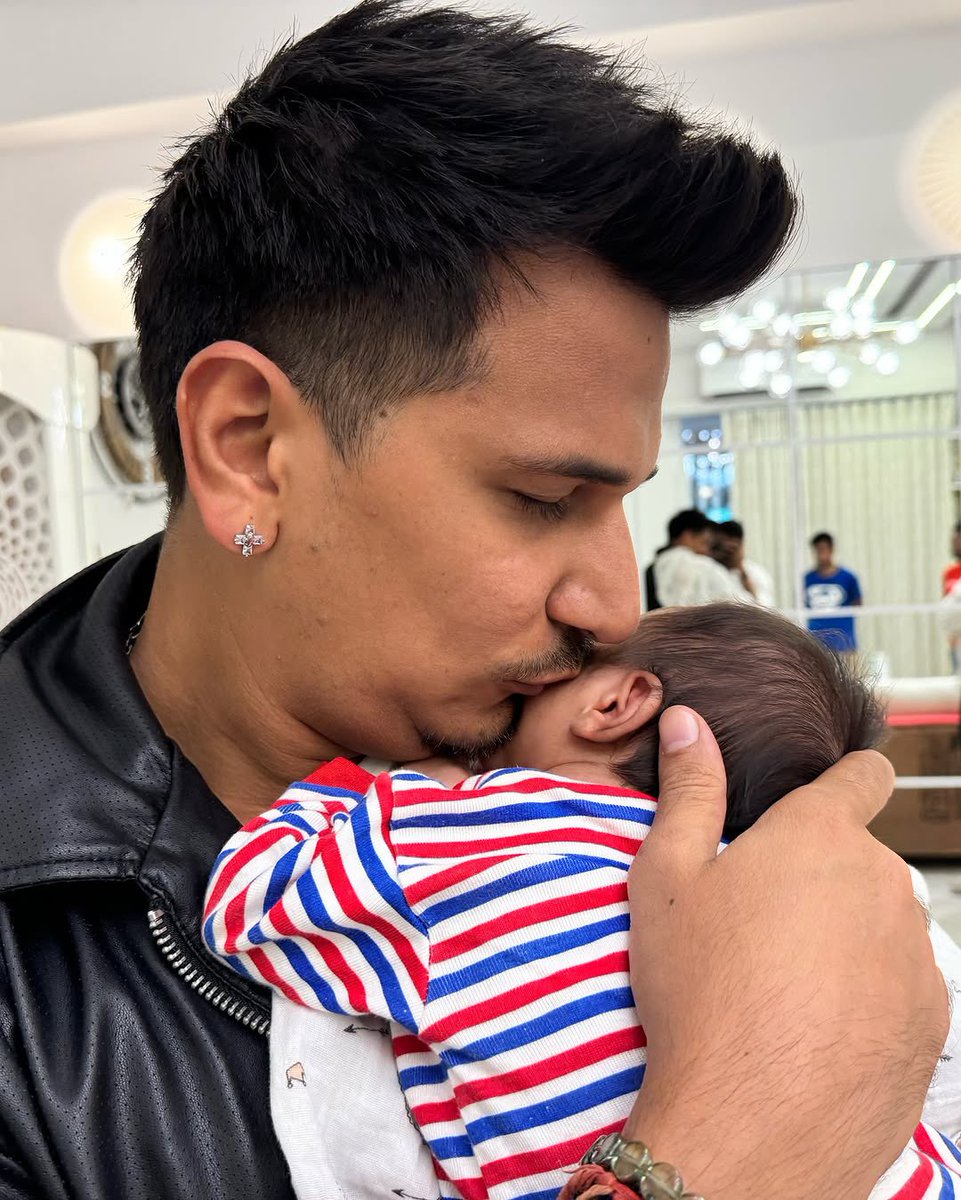 masalauae's tweet image. .#PrinceNarula celebrates his first birthday as a dad,He took to Instagram to post adorable photos with his little princess, making the day even more special and full of love.👼❤️
.
.
#PrinceNarula #Yuvika #Roadies #EntertainmentNews