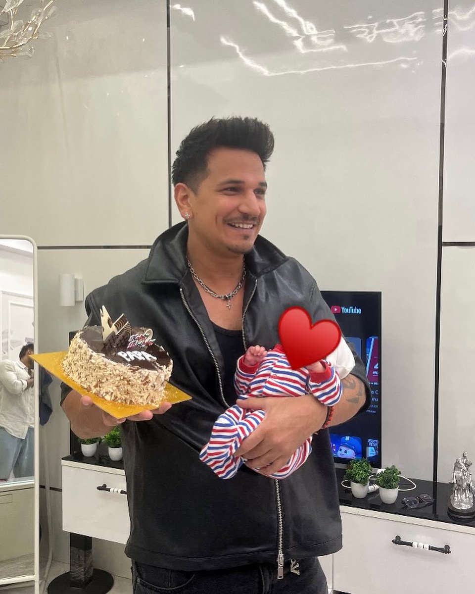 masalauae's tweet image. .#PrinceNarula celebrates his first birthday as a dad,He took to Instagram to post adorable photos with his little princess, making the day even more special and full of love.👼❤️
.
.
#PrinceNarula #Yuvika #Roadies #EntertainmentNews