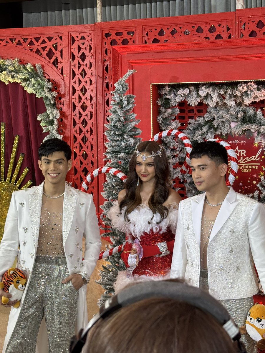 StarMusicPH's tweet photo. PBB Gen 11's #DongPat and #ThereseVillamor slaying the White Carpet!

#StarMagicalChristmas is happening here at Solaire North ✨

 #StarMagicalChristmas2024 #FeeltheMerryMagic #ABSCBNMusic https://t.co/EslBenZjcd
