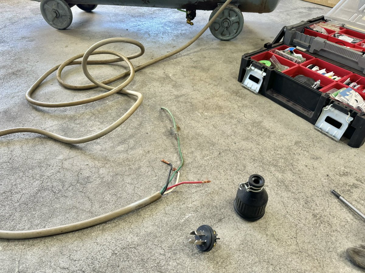 VKIPEY5hTjSX925's tweet photo. 三相200Vコンプレッサー導入
少しずつ趣味の道具から本格的な道具に入れ替えて、やれる作業の幅を広げていきます🔥🔥

#RiverShoal
#RiverShoalIronWorks
#リバーショール
#リバーショールアイアンワークス
#三重県三重郡川越町
#ワンオフ屋
#カスタム屋
#エアコンプレッサー
#設備投資
#ダットラ https://t.co/oF0aX97fju