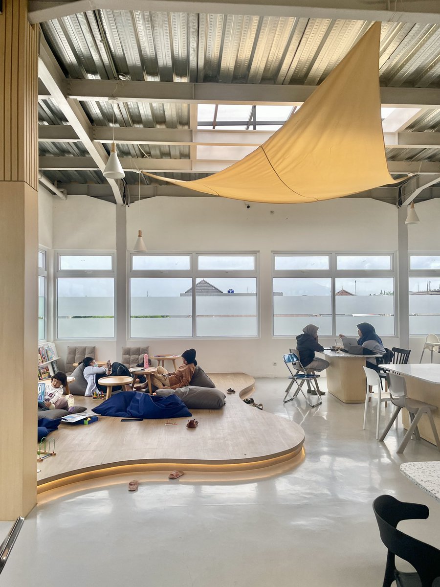 MORE BOOK CAFE !!!🍰

📍Bsplash (Aksata Library) - Depok 

Tempatnya super cozy!!! Aesthetic banget >_< pilihan bukunya juga lumayan bagus-bagus. Tempat duduknya lumayan banyak, dan ada sofanya juga. Tadi pas kesini rada sepi jadi bisa baca sambil tidur2an ♥️♥️🌧️