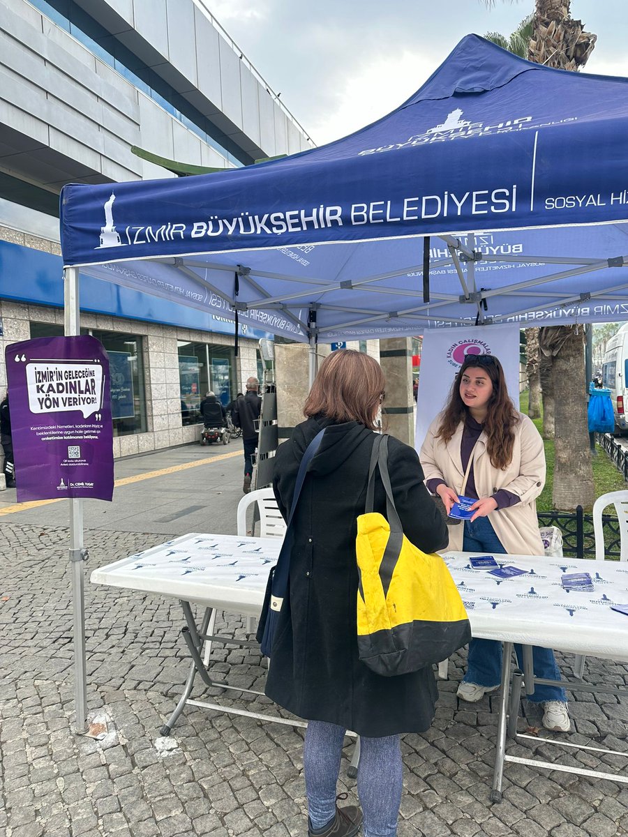 izbbkadin's tweet photo. Kadına Yönelik Şiddete Karşı Uluslararası Mücadele Günü etkinliklerimiz kapsamında, Kemeraltı girişinde kurduğumuz standımızda 6284 sayılı yasayı tanıtan kitapçıklar dağıttık.
Etkinlikte kitapçık dağıtımının yanı sıra "Kadınlara Yönelik Kentsel İhtiyaçlar"anket çalışması yapıldı. https://t.co/xpMGPMv2M3