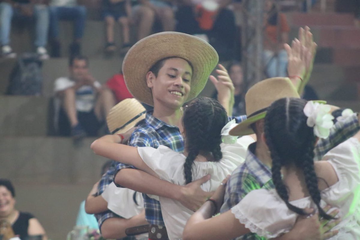 Montecarlo vivió a pleno una noche llena de tradición, sabor y música en la Fiesta Provincial del Reviro 

facebook.com/share/p/EtsUWe…