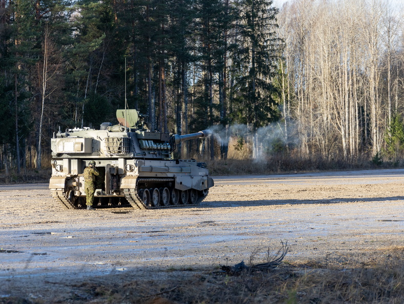 MoD_Estonia's tweet photo. 💥 Estonian 🇪🇪 K9 howitzers in action during live-fire drills at @NATO’s #DynamicFront exercise. With over 5,000 troops from 28 Allied nations, this exercise displays @NATO’s seamless fire support coordination — from the Arctic to the Black Sea. #StrongerTogether 💪 https://t.co/b2BnBR45QK