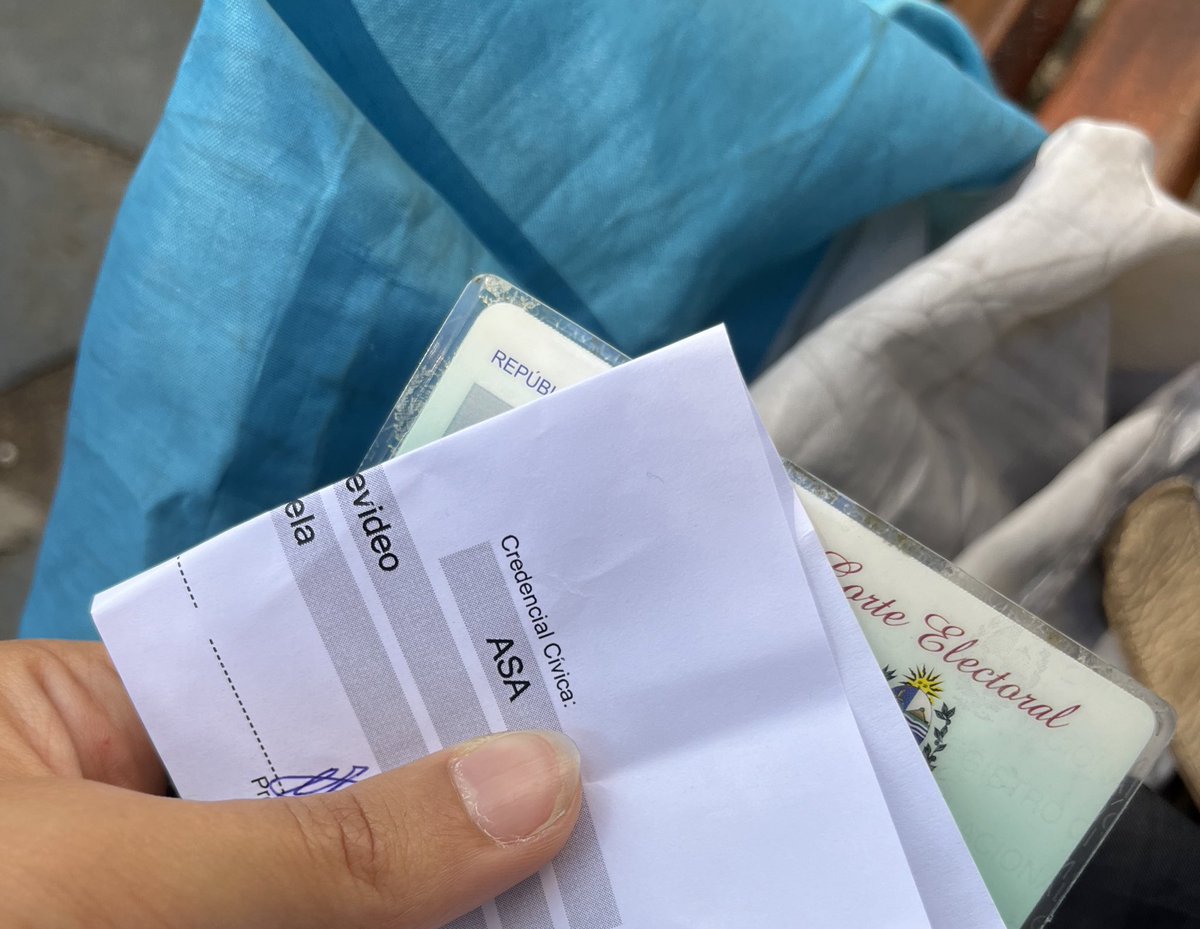 Cumplimos. 

Hoy votamos por el Uruguay del futuro. 
Votamos certezas. 

Arriba 🇺🇾