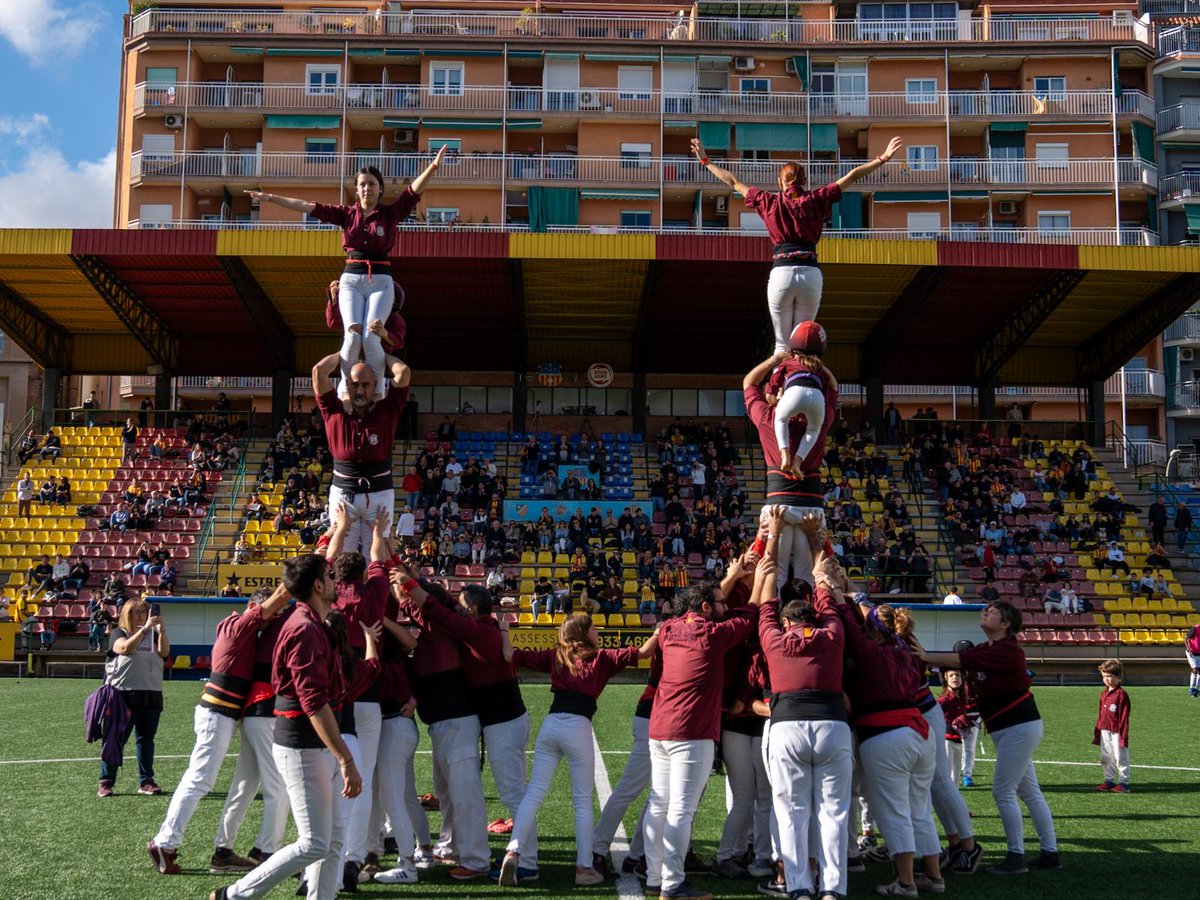 uesantandreu's tweet photo. 🏰 Avui hem comptat amb l'actuació castellera de la @jovedebarcelona, moltes gràcies! 💛❤️ https://t.co/NsAxcdJAKF