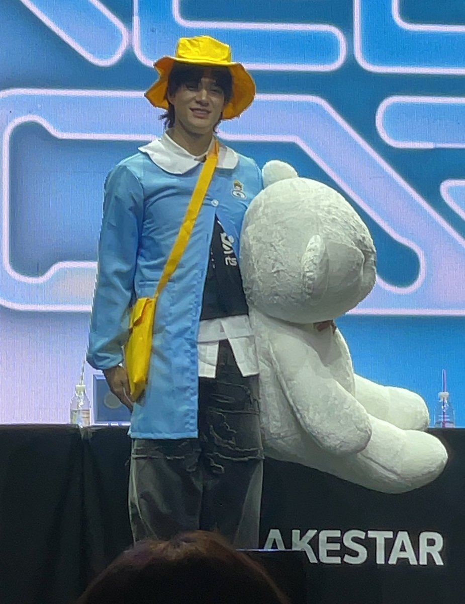 น่ารักจะบ้า😭😭😭😭😭😭😭 เหมือนเด่กอนุบาลเลยพี่เจโน่อ.1/7 ยืนอิ่มนมรอแม่มารับกลับบ้าน