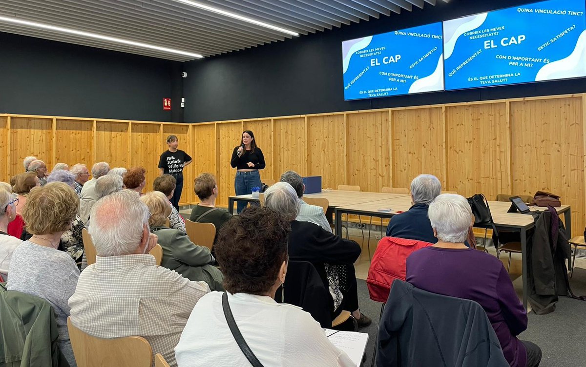 📢 En la salut comunitària estan implicats tots els perfils professionals de <a href="/primariaicscat/">Atenció Primària i a la Comunitat de l'ICS</a>.

👉 Administratives sanitàries de l'equip Universitat del #CAPManso expliquen a persones grans tràmits i circuits com La Meva Salut, les voluntats anticipades o com contactar amb el CAP.