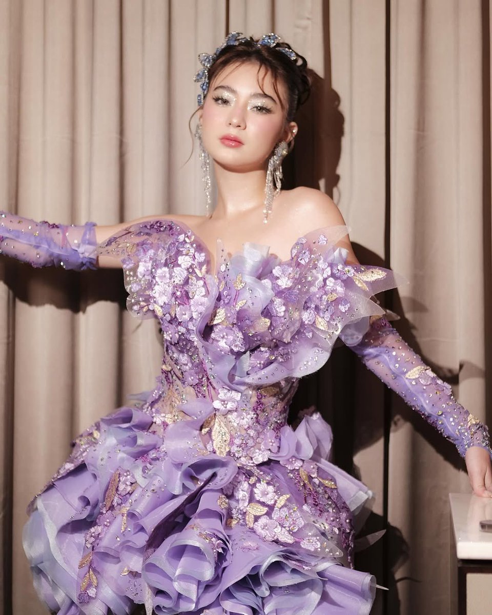 She's Fyang Smith everyone!

HEAD TURNER SOFIA