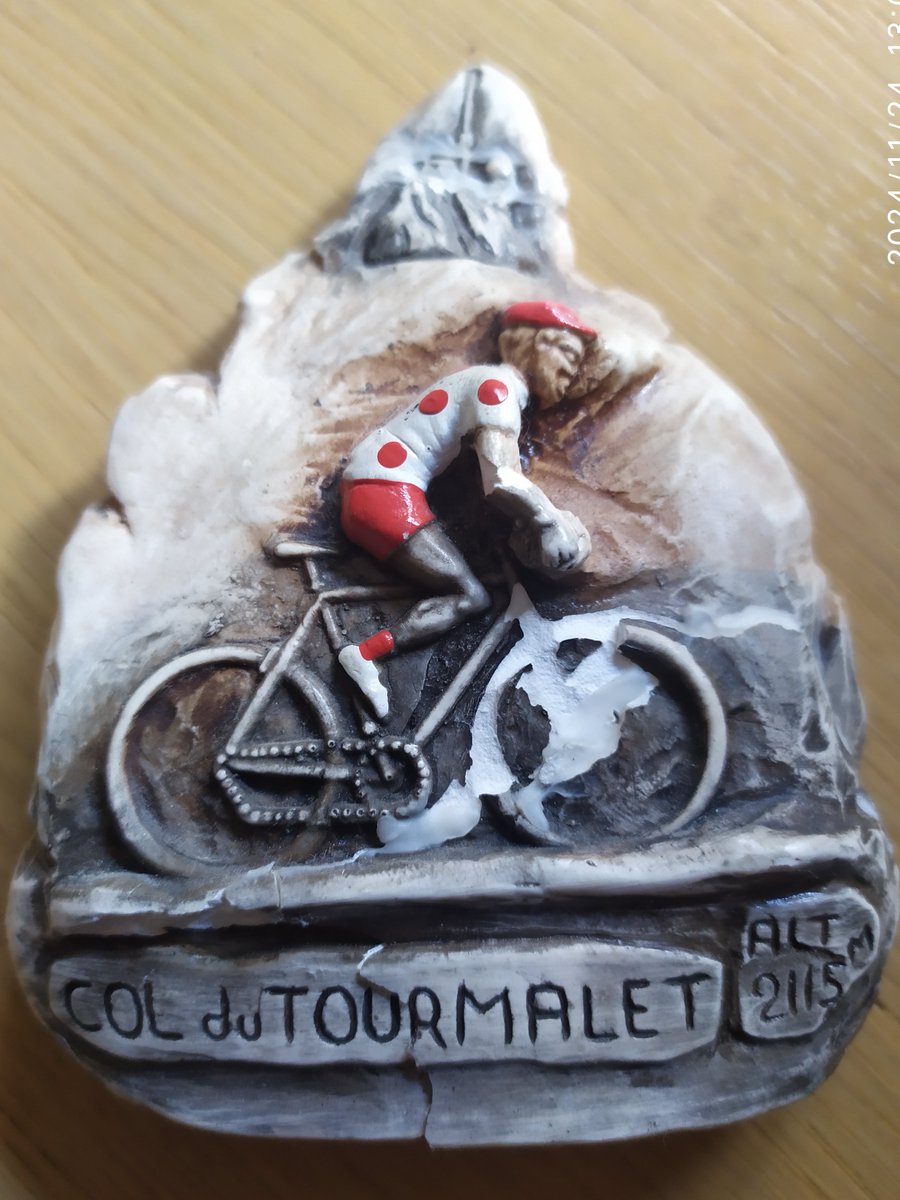 🚵‍♀️🚵‍♂️¿Por qué a l@s cicloturist@s se nos ilumina la cara cada vez que nos hablan del Tourmalet?

Ah, el Tourmalet, ese paso entre montañas que se alza en los Pirineos como un faro para los cicloturistas y sus historias. 

Desde que Octave Lapize lo coronó por primera vez en